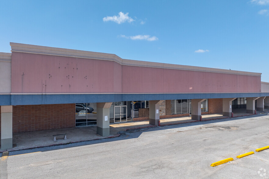 3335 N Twin City Hwy, Port Arthur, TX for lease - Building Photo - Image 2 of 25