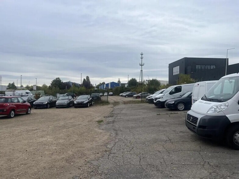 Flex in Porcheville for sale - Building Photo - Image 3 of 5