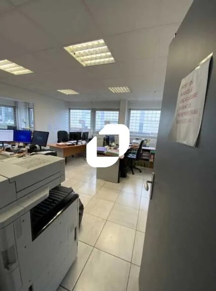 Flex in Noisy-le-Sec for lease - Interior Photo - Image 2 of 8