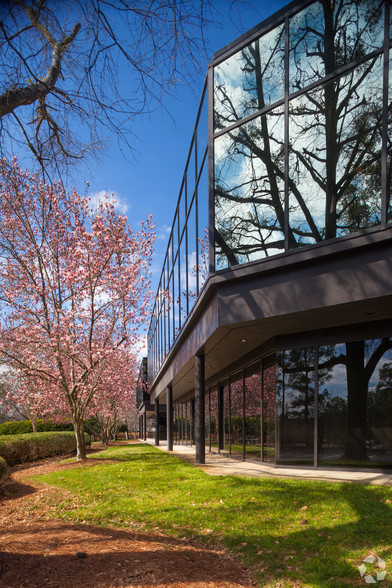 6075 The Corners Pky, Peachtree Corners, GA for lease - Building Photo - Image 3 of 39