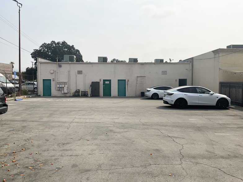 525-531 N Azusa Ave, Azusa, CA for lease - Building Photo - Image 3 of 5