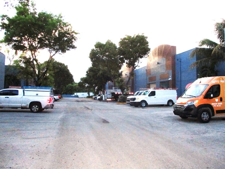 20200 NW 2nd Ave, Miami, FL for sale - Interior Photo - Image 2 of 12