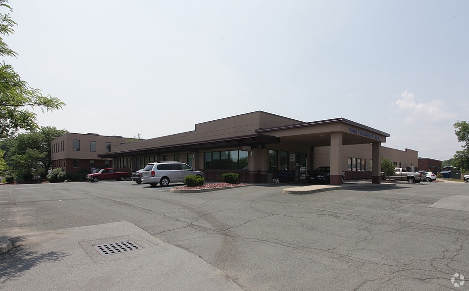 2 Clara Barton Dr, Albany, NY 12208