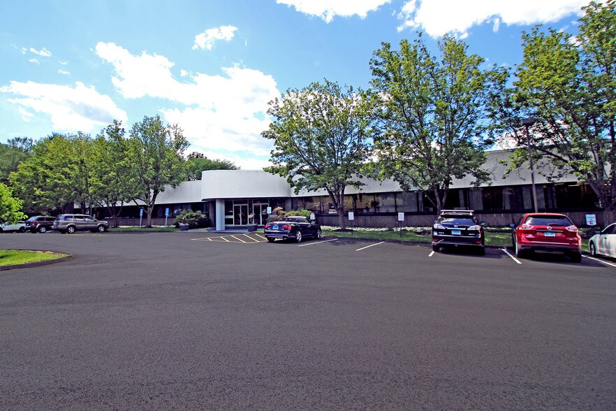 126 Monroe Tpke, Trumbull, CT for lease - Building Photo - Image 2 of 9