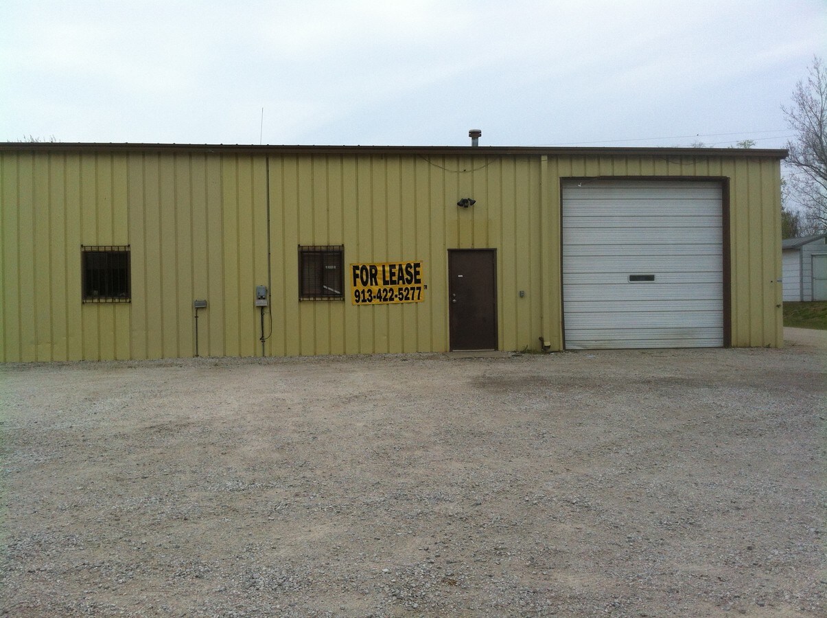 2910 Loring Dr, Bonner Springs, KS 66012