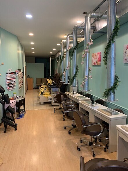 1661 First Ave New York Ny 10028 Retail For Lease Loopnet Com