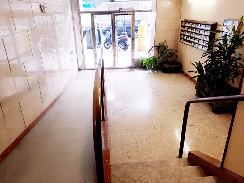 Office in Vigo, Pontevedra for sale - Lobby - Image 2 of 10