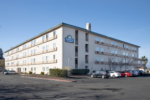 Days Inn & Suites by Wyndham Rancho Cordova - Motel