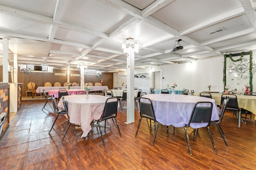 1214 Brown Ave, Joliet, IL for sale - Interior Photo - Image 1 of 1