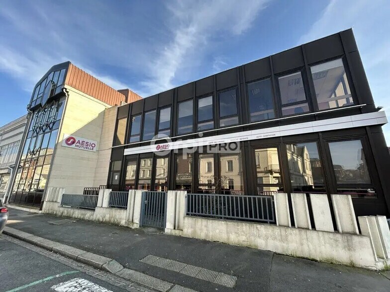 Office in Saint-Quentin for lease - Building Photo - Image 1 of 3