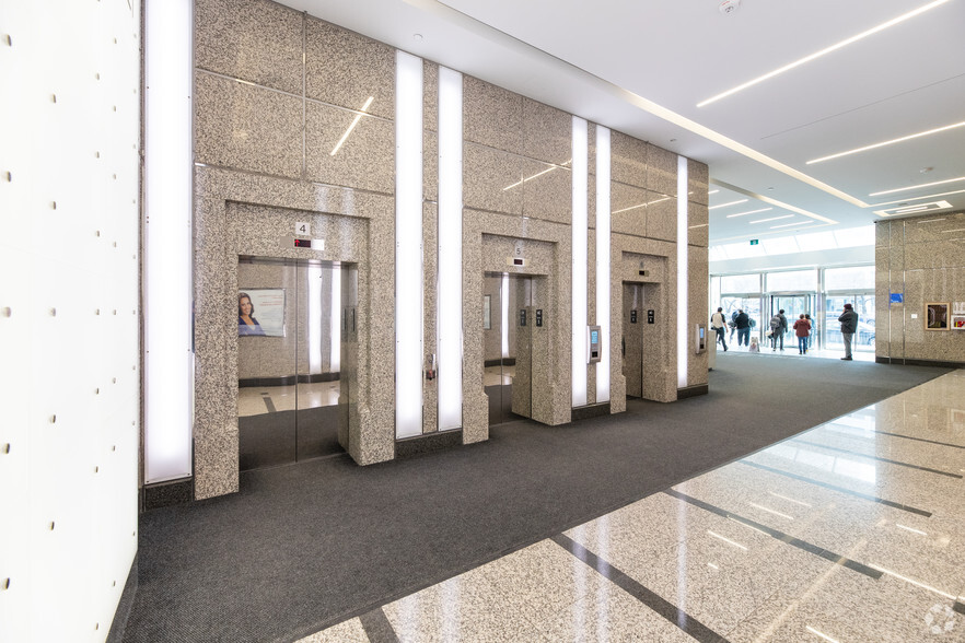 438 University Ave, Toronto, ON for lease - Lobby - Image 1 of 2