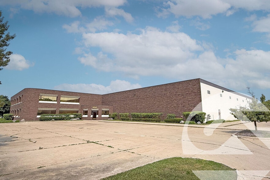 46545 Continental Dr, Chesterfield, MI for lease - Building Photo - Image 1 of 1