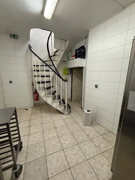 Retail in Paris for lease - Building Photo - Image 3 of 4