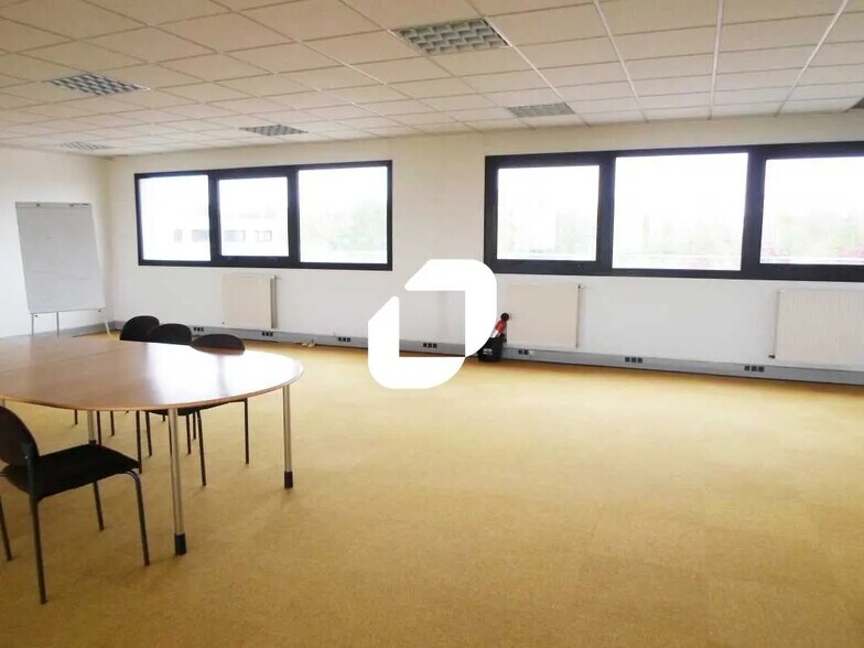 9 Place Marcel Rebuffat, Villejust for lease - Interior Photo - Image 2 of 10