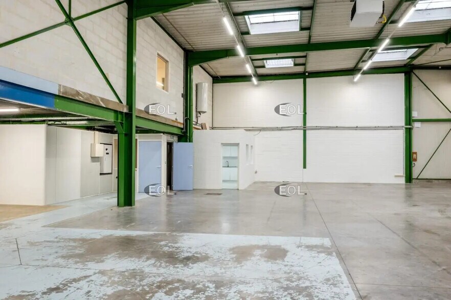 Flex in Saint-Thibault-des-Vignes for lease - Interior Photo - Image 3 of 11