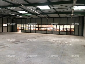 Office in Saint-Thibault-des-Vignes for lease Interior Photo- Image 2 of 2