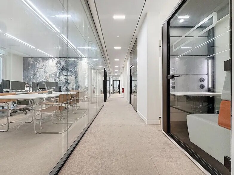 Office in Paris for lease - Interior Photo - Image 2 of 9
