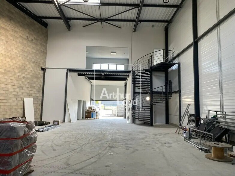 Office in Saint-Pierre-du-Perray for lease - Interior Photo - Image 2 of 8