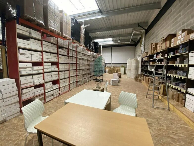 Flex in Frépillon for lease - Building Photo - Image 1 of 16