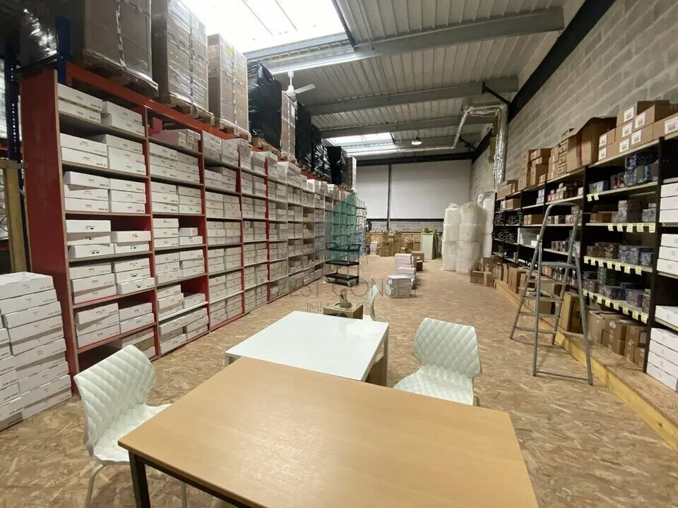 Flex in Frépillon for lease Building Photo- Image 1 of 17