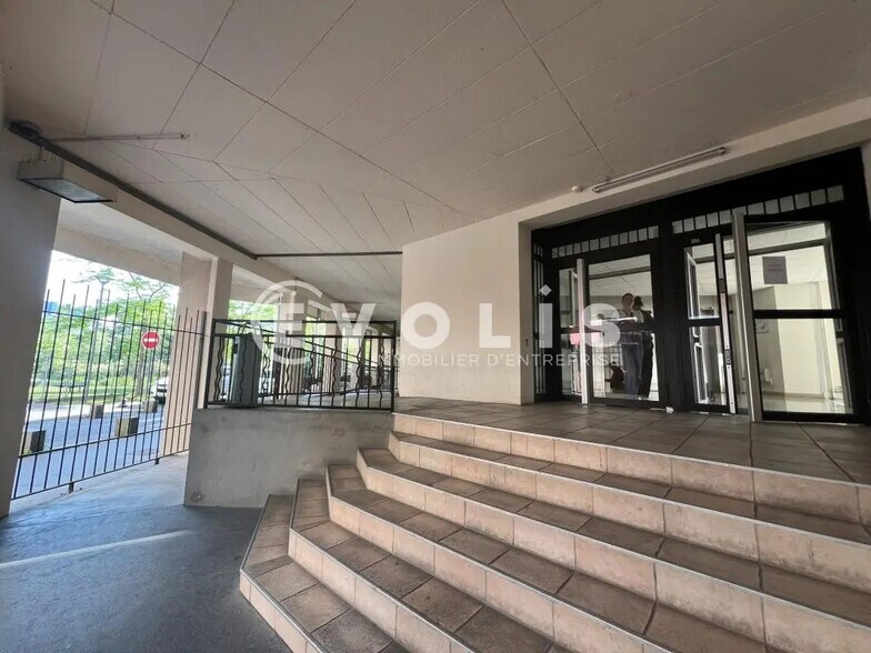 Office in Noisy-le-Grand for lease - Building Photo - Image 2 of 12