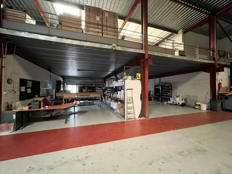 Industrial in Coignières for lease - Interior Photo - Image 3 of 7