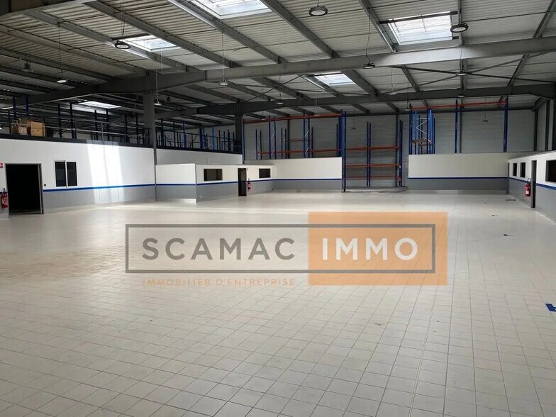 Office in Le Luc for lease - Building Photo - Image 2 of 5