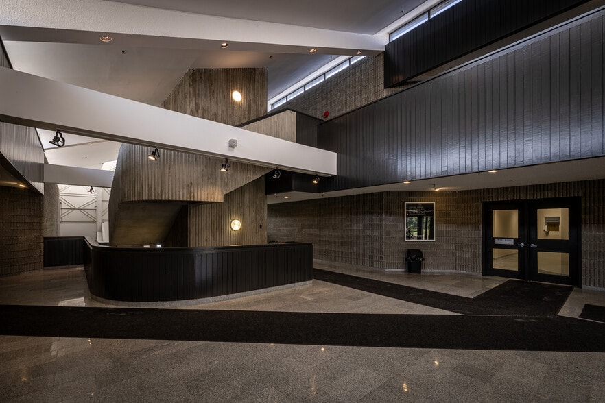 370 Torbay Rd, St. John's, NL for lease - Lobby - Image 3 of 5