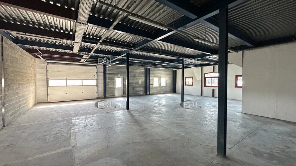 Flex in Chanteloup-en-Brie for lease - Interior Photo - Image 2 of 6