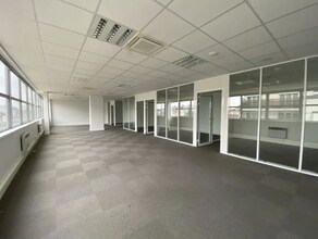 Office in Alfortville for lease Interior Photo- Image 1 of 12