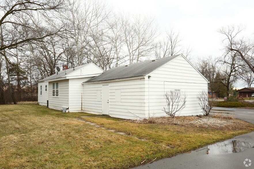 2702 Mccarty Rd, Saginaw, MI for lease - Building Photo - Image 2 of 9