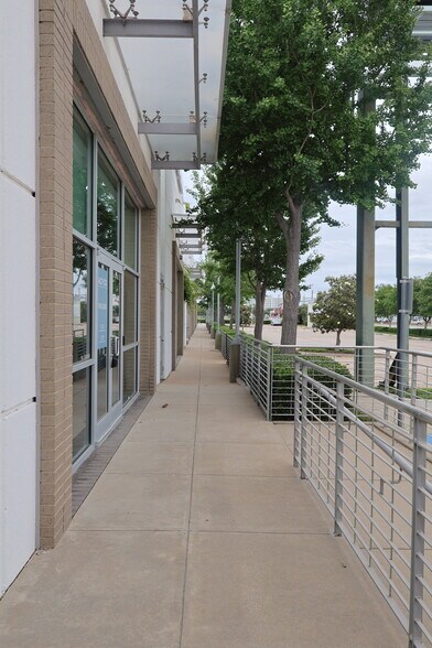 2703 W Mockingbird Ln, Dallas, TX for lease - Building Photo - Image 3 of 9