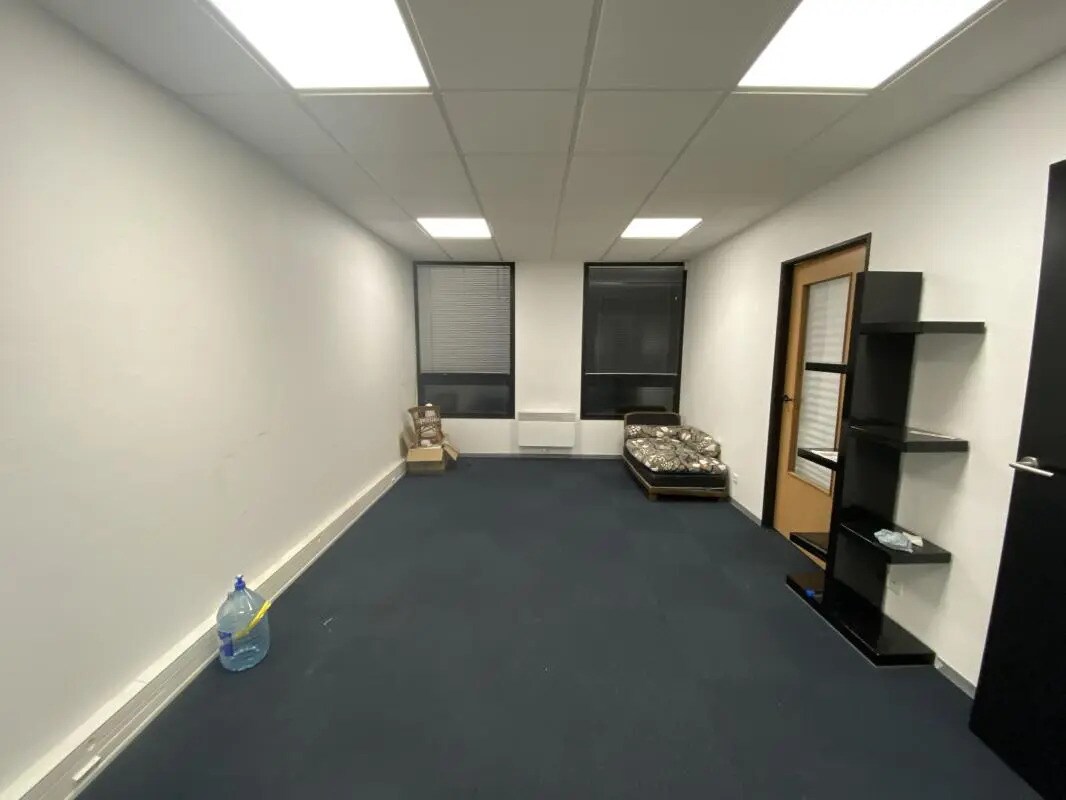 Office in Pacé for lease Interior Photo- Image 1 of 5