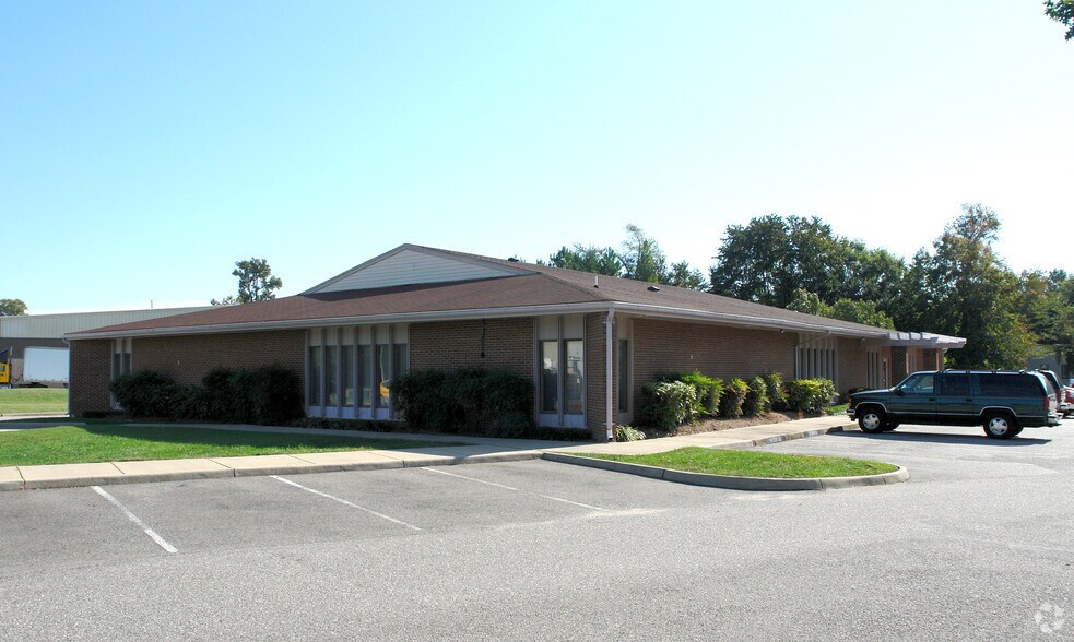 704 City Center Blvd, Newport News, VA for lease - Primary Photo - Image 1 of 3