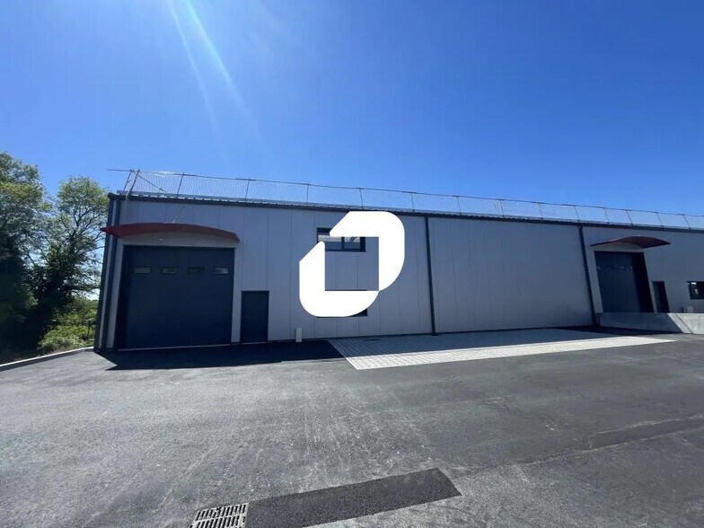 Flex in Le Loroux-Bottereau for sale - Building Photo - Image 2 of 7