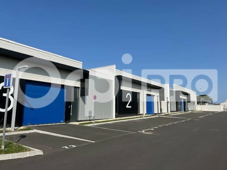 Office in La Rochelle for lease - Building Photo - Image 3 of 4