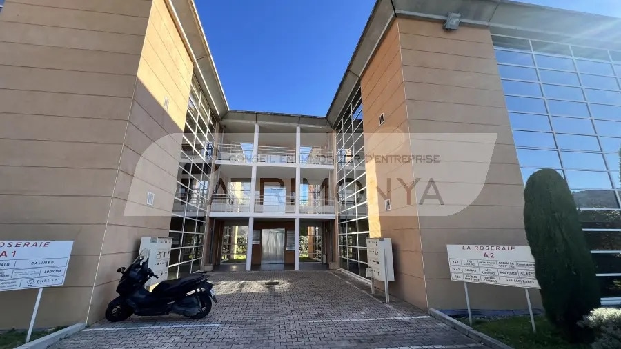 Office in Marseille for lease - Building Photo - Image 2 of 7