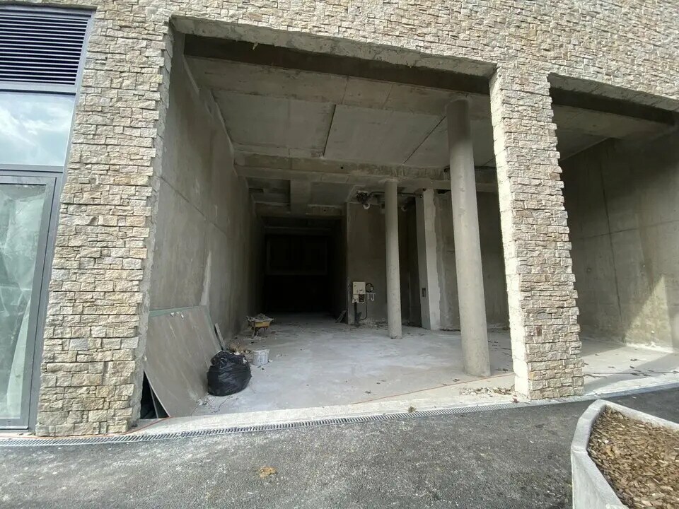 Retail in Savigny-le-Temple for lease Building Photo- Image 1 of 13