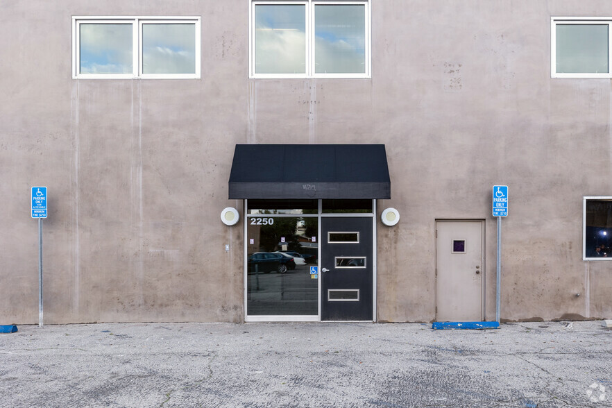 2250 S Barrington Ave, Los Angeles, CA for lease - Building Photo - Image 3 of 6