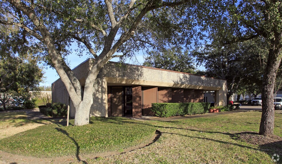 2 Professional Park Dr, ster, TX 77598