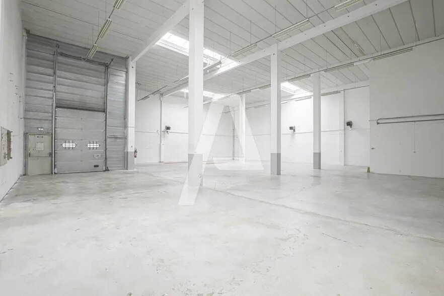 Flex in Émerainville for lease - Interior Photo - Image 3 of 5