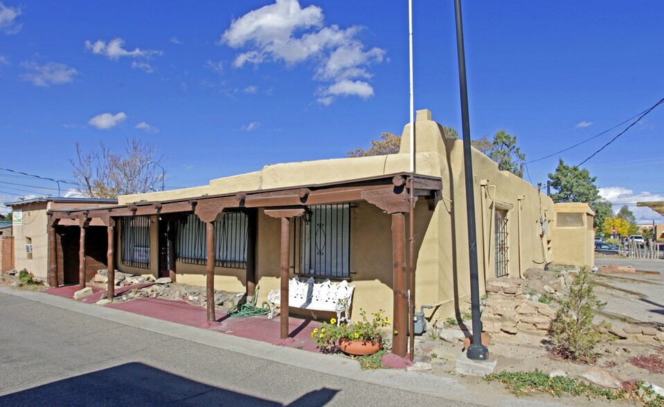 2113 Charlevoix St NW, Albuquerque, NM for sale - Primary Photo - Image 1 of 3