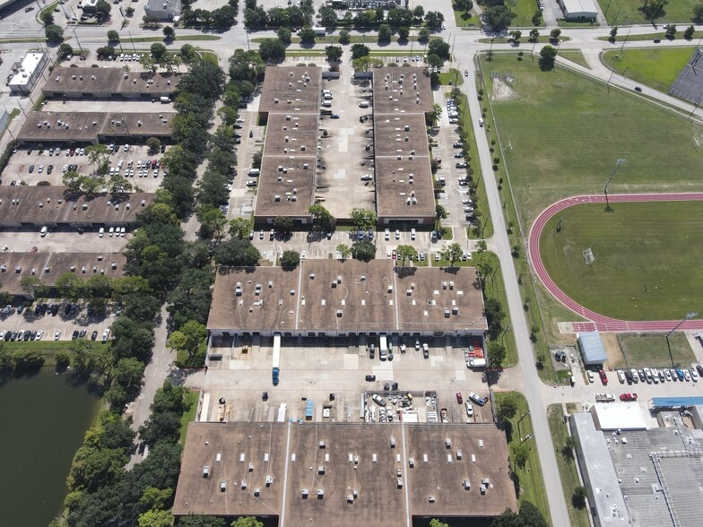 6001 Stonington St, Houston, TX for lease - Building Photo - Image 3 of 7