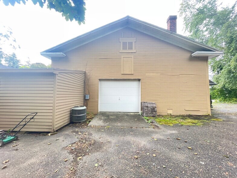 15 Center Rd, Trumbull, CT 06611