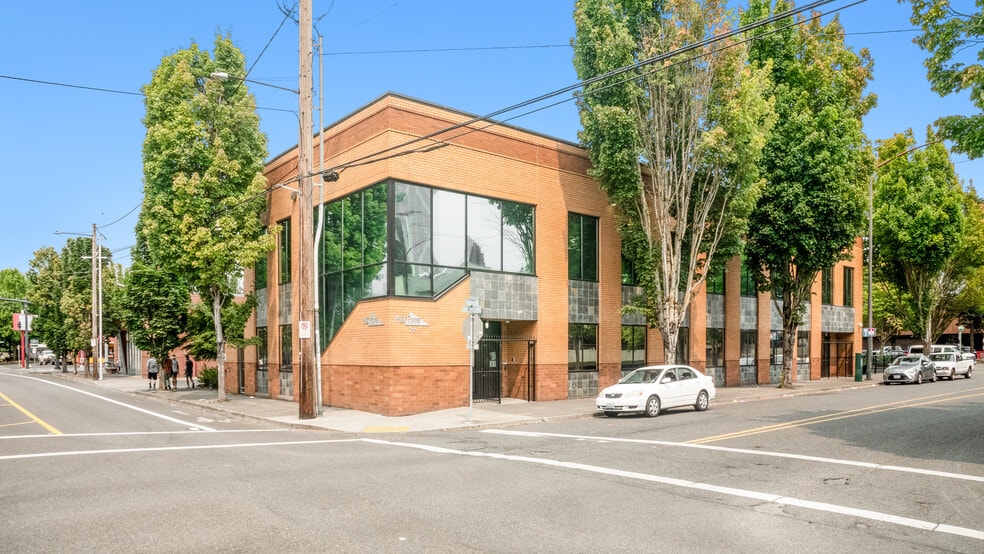 711 NE Halsey St, Portland, OR for lease - Primary Photo - Image 2 of 12