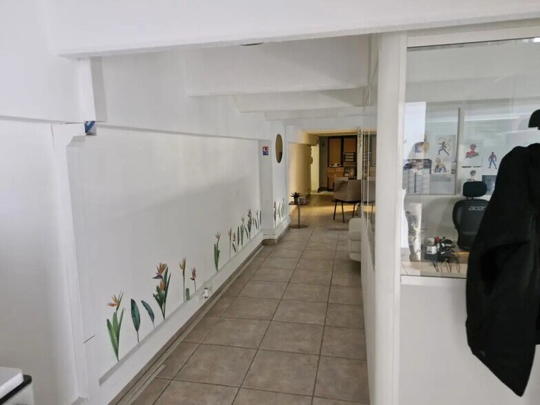 Office in Vallauris for lease - Interior Photo - Image 2 of 6