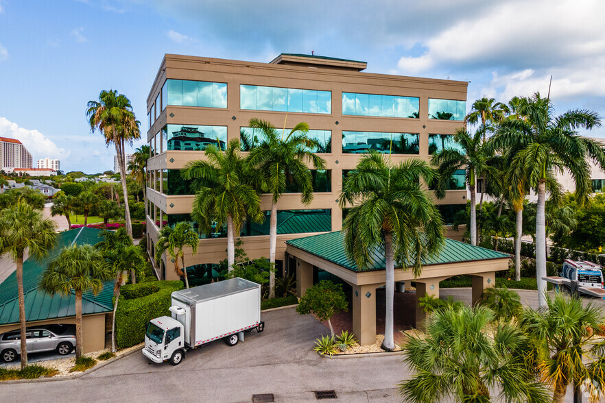 5551 Ridgewood Dr, Naples, FL for sale - Primary Photo - Image 1 of 1