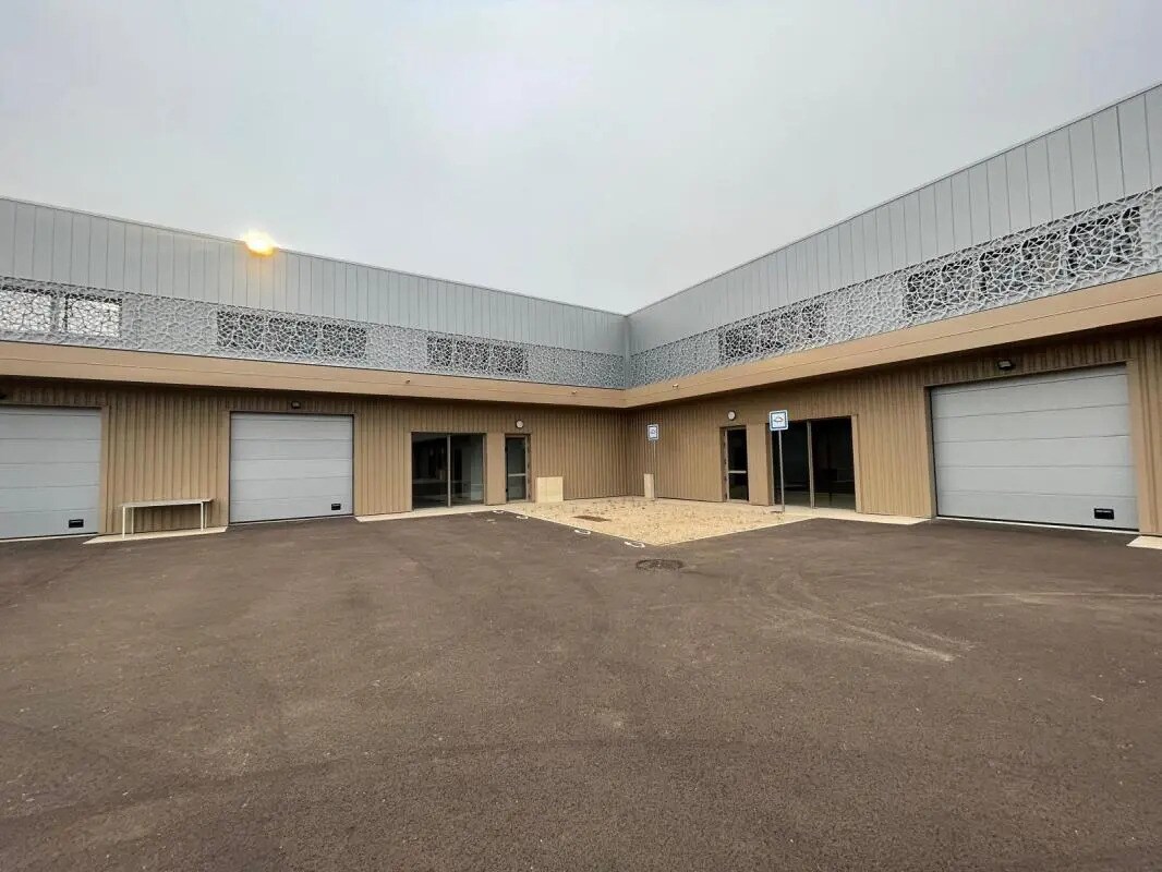 Industrial in Marolles-en-Hurepoix for sale Building Photo- Image 1 of 6