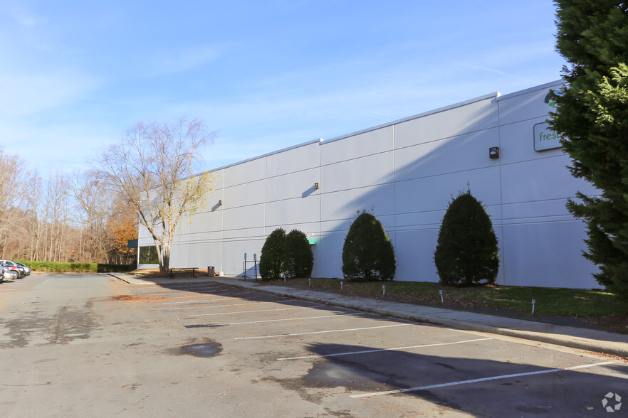 2121 Distribution Center Dr, Charlotte, NC for lease - Building Photo - Image 2 of 7