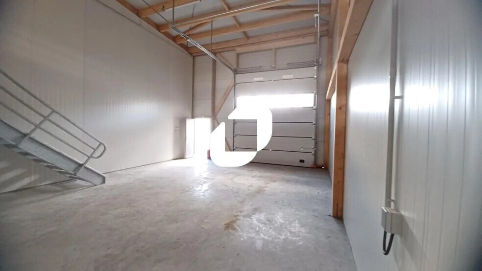 Flex in Chalifert for lease - Interior Photo - Image 2 of 9